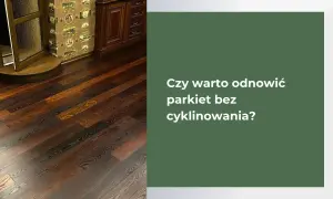 Ciemny, drewniany parkiet w salonie. Czy warto odnowić parkiet bez cyklinowania? Dowiedz się, jak to zrobić!