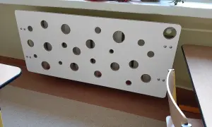 Oto moja osłona na kaloryfer zrób to sam, z otworami w kształcie kółek.