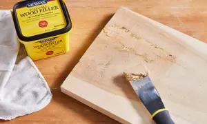 Zastosuj Minwax Wood Filler, by czym uzupełnić ubytki w drewnie. Idealny do pęknięć i dziur.