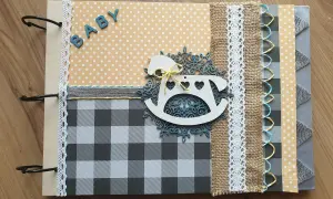 Oto przykład, scrapbooking co to: album na zdjęcia z motywem konika na biegunach i napisem "BABY".