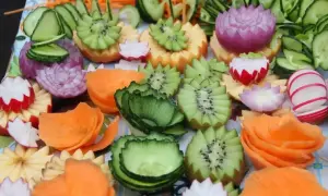 Proste dekoracje z warzyw: kwiaty z marchewki, kiwi, rzodkiewki, cebuli i ogórka.
