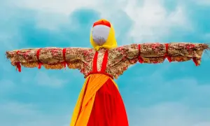 Kolorowa Marzanna, symboliczna kukła, gotowa do pożegnania zimy. Dowiedz się, jak zrobic marzanne!