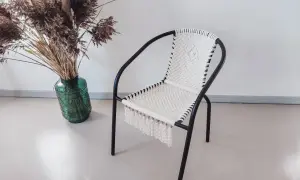 Krzesło ze sznurka w stylu boho, z frędzlami. Inspiracja, jak zrobić krzesło ze sznurka.