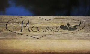 Napis "Mama" i sylwetka dziecka wypalone w drewnie. Prosty sposób, jak wypalić napis w drewnie domowym sposobem.