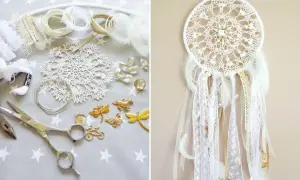 Materiały do zrobienia łapacza snów: koronki, pióra, koraliki, nożyczki i zawieszki. Gotowy łapacz snów ozdobiony jest koronką i piórami.