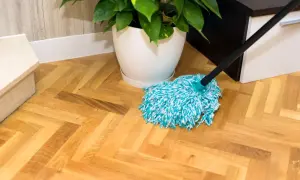 Mopem z mikrofibry myję podłogę drewnianą lakierowaną. Delikatne włókna nie niszczą lakieru, a podłoga lśni czystością.