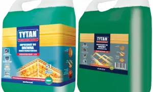 Dwa zielone kanistry z produktem TYTAN. Jeden to impregnat do drewna konstrukcyjnego, drugi do więźby dachowej. Oba to koncentraty 1:9.