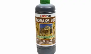 Butelka z ciemnoszarym płynem, etykieta z napisem "BORAKS 200 KONCENTRAT 1:9 IMPREGNAT DO DREWNA I WIĘŹB DACHOWYCH".