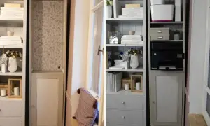 Przemiana mebla: przed - pusta wnęka z tapetą, po - regał z książkami, drukarką i dekoracjami. Malowanie mebli przed i po.
