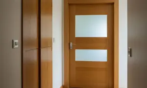 Drewniane drzwi z przeszkleniem, idealne do odnowienia stare drzwi z szybą. Jasne drewno, nowoczesny design.