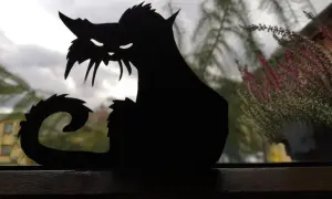 Czarny, papierowy kot, idealny jako ozdoby na Halloween zrób to sam. Jego groźny wygląd dodaje klimatu.