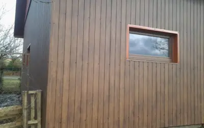 Nowe oblicze stodoły: jak odnowić stare deski, by nadać im nowy, rustykalny wygląd.