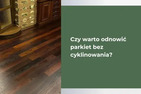 Ciemny, drewniany parkiet w salonie. Czy warto odnowić parkiet bez cyklinowania? Dowiedz się, jak to zrobić!