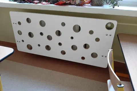 Oto moja osłona na kaloryfer zrób to sam, z otworami w kształcie kółek.