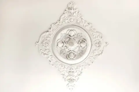 Ornamental kaseton sufitowy z aniołkami. Dowiedz się, jak odświeżyć kasetony na suficie, by przywrócić im dawny blask.
