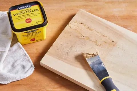 Zastosuj Minwax Wood Filler, by czym uzupełnić ubytki w drewnie. Idealny do pęknięć i dziur.