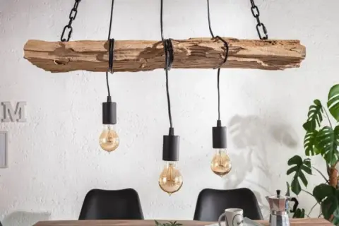 Drewniany żyrandol diy z trzema żarówkami w stylu industrialnym, wiszący na łańcuchach nad stołem.