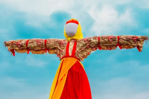 Kolorowa Marzanna, symboliczna kukła, gotowa do pożegnania zimy. Dowiedz się, jak zrobic marzanne!