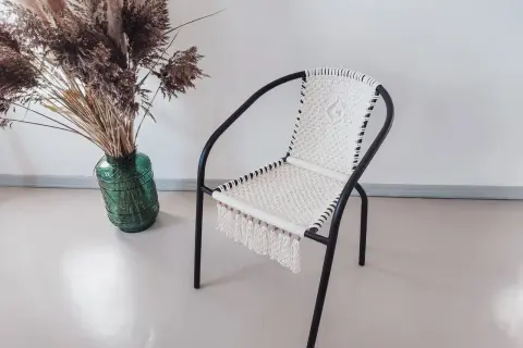 Krzesło ze sznurka w stylu boho, z frędzlami. Inspiracja, jak zrobić krzesło ze sznurka.