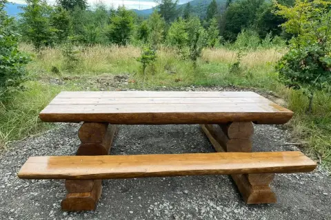 Solidna ławka z bali, idealna do ogrodu. Prosty projekt, jak zrobić mebel z drewna.