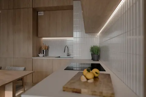 Białe, pionowe płytki między szafkami w kuchni, tworzące elegancką mozaikę.