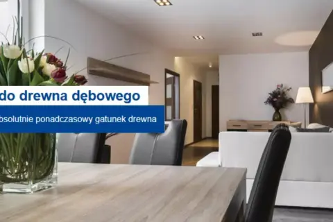 Stół z drewna dębowego, bejcowany na jasny odcień, w nowoczesnym salonie.