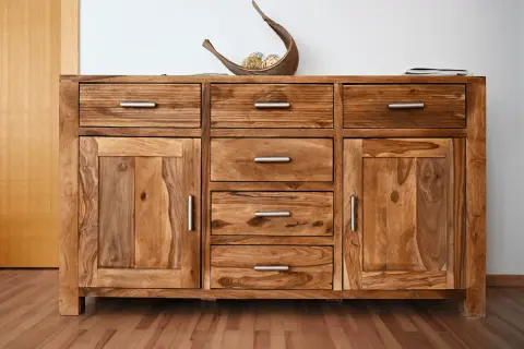 Drewniana komoda, idealna do renowacji antyków, z sześcioma szufladami i dwiema szafkami.