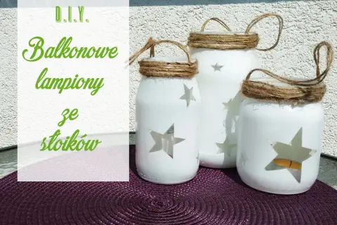 Jak zrobić lampion? Trzy białe słoiki ozdobione gwiazdkami i sznurkiem, idealne na balkonowe dekoracje.