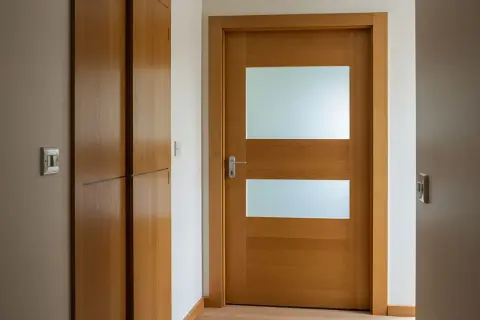 Drewniane drzwi z przeszkleniem, idealne do odnowienia stare drzwi z szybą. Jasne drewno, nowoczesny design.