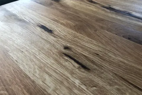 Piękny, naturalny wzór słojów na stole dębowym po olejowaniu. Drewno nabrało głębi i ochrony.