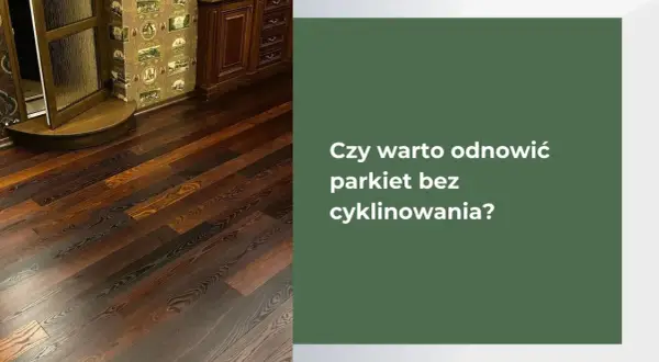 Ciemny, drewniany parkiet w salonie. Czy warto odnowić parkiet bez cyklinowania? Dowiedz się, jak to zrobić!
