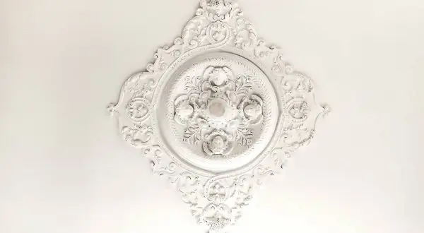 Ornamental kaseton sufitowy z aniołkami. Dowiedz się, jak odświeżyć kasetony na suficie, by przywrócić im dawny blask.