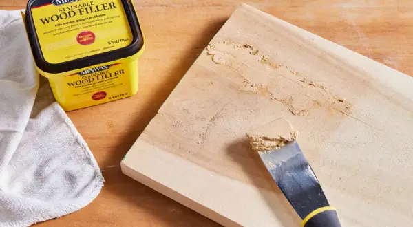Zastosuj Minwax Wood Filler, by czym uzupełnić ubytki w drewnie. Idealny do pęknięć i dziur.