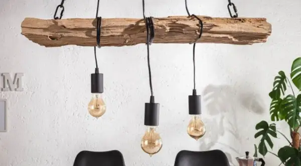 Drewniany żyrandol diy z trzema żarówkami w stylu industrialnym, wiszący na łańcuchach nad stołem.