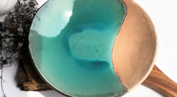 Piękna patera ceramiczna w odcieniach turkusu i beżu, przypominająca morską falę i piaszczystą plażę.
