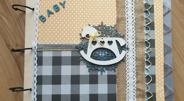 Oto przykład, scrapbooking co to: album na zdjęcia z motywem konika na biegunach i napisem "BABY".