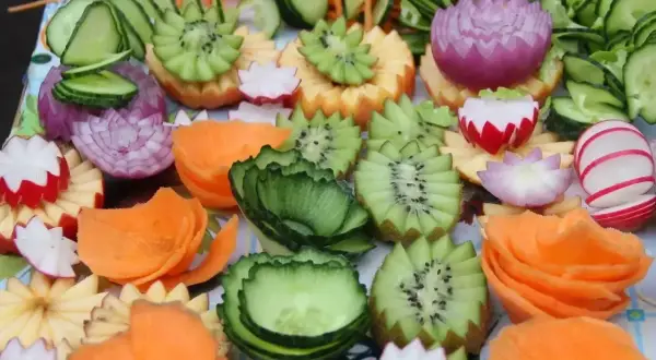 Proste dekoracje z warzyw: kwiaty z marchewki, kiwi, rzodkiewki, cebuli i ogórka.