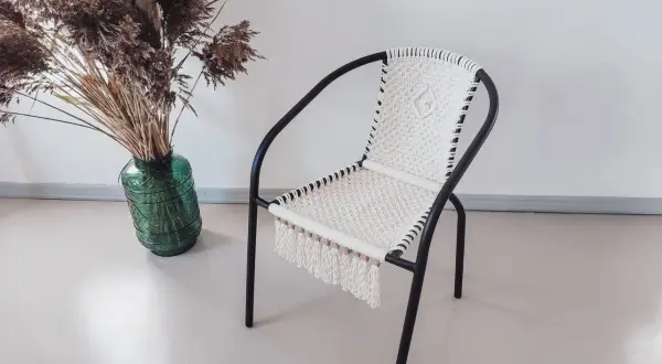 Krzesło ze sznurka w stylu boho, z frędzlami. Inspiracja, jak zrobić krzesło ze sznurka.