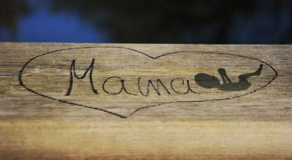 Napis "Mama" i sylwetka dziecka wypalone w drewnie. Prosty sposób, jak wypalić napis w drewnie domowym sposobem.