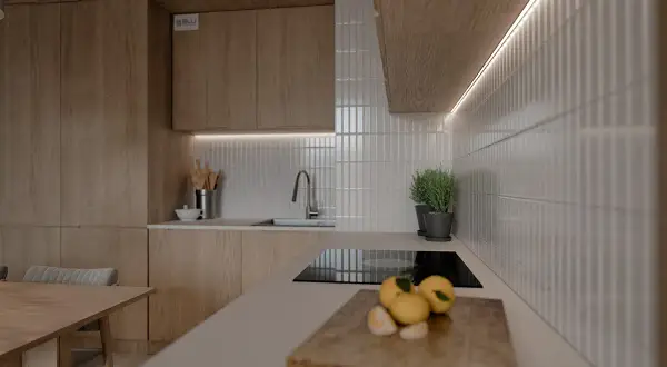 Białe, pionowe płytki między szafkami w kuchni, tworzące elegancką mozaikę.