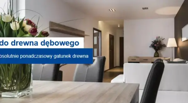 Stół z drewna dębowego, bejcowany na jasny odcień, w nowoczesnym salonie.