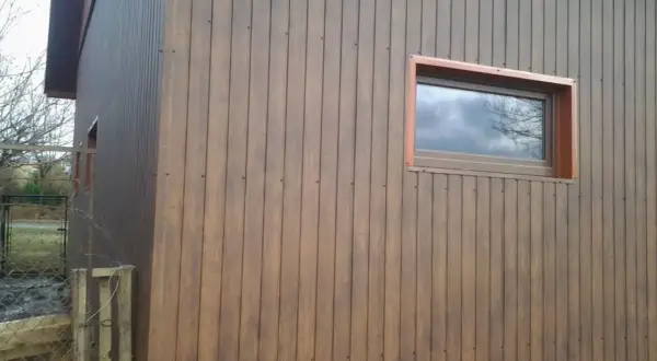 Nowe oblicze stodoły: jak odnowić stare deski, by nadać im nowy, rustykalny wygląd.