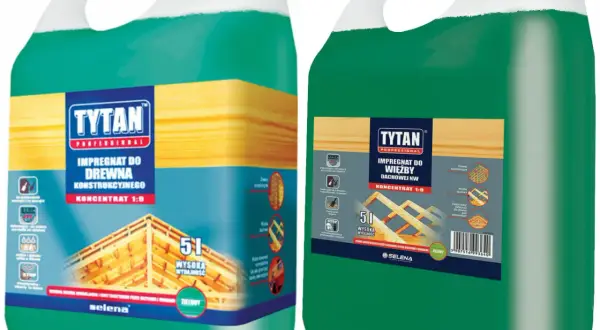Dwa zielone kanistry z produktem TYTAN. Jeden to impregnat do drewna konstrukcyjnego, drugi do więźby dachowej. Oba to koncentraty 1:9.