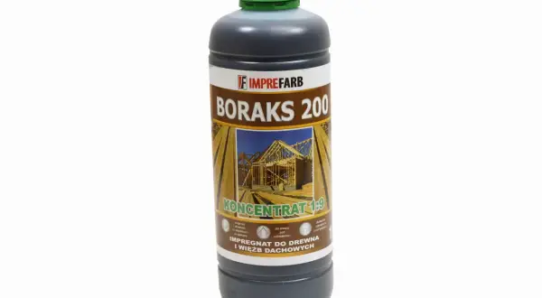 Butelka z ciemnoszarym płynem, etykieta z napisem "BORAKS 200 KONCENTRAT 1:9 IMPREGNAT DO DREWNA I WIĘŹB DACHOWYCH".