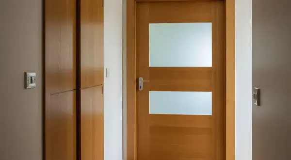 Drewniane drzwi z przeszkleniem, idealne do odnowienia stare drzwi z szybą. Jasne drewno, nowoczesny design.