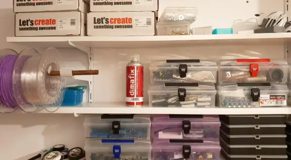 Półki z materiałami do druku 3D i elektroniką, idealne do organizacji piwnicy. Jak zrobić regał do piwnicy? Tu znajdziesz inspiracje.