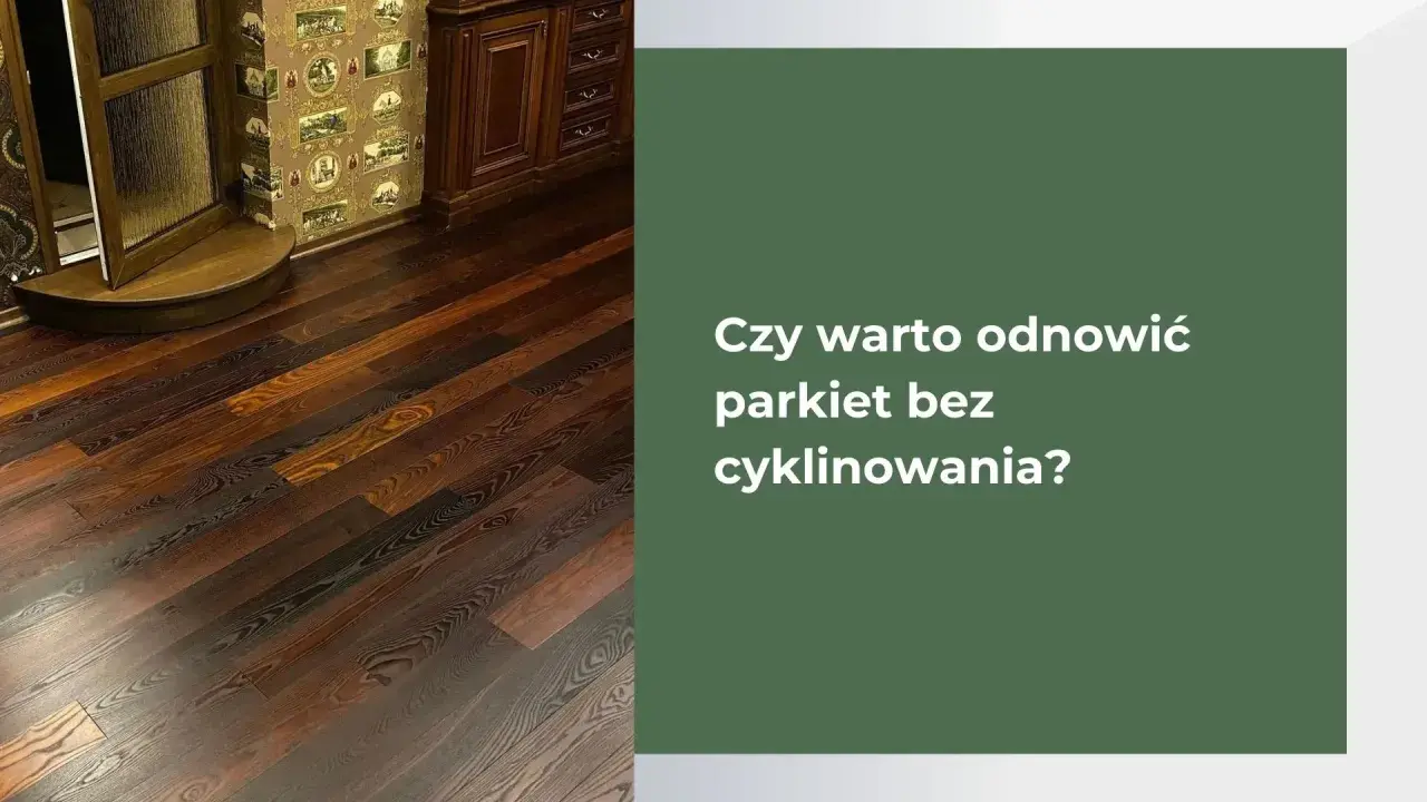 Ciemny, drewniany parkiet w salonie. Czy warto odnowić parkiet bez cyklinowania? Dowiedz się, jak to zrobić!