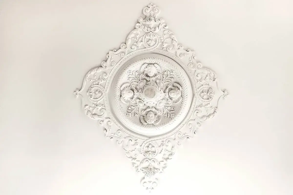 Ornamental kaseton sufitowy z aniołkami. Dowiedz się, jak odświeżyć kasetony na suficie, by przywrócić im dawny blask.