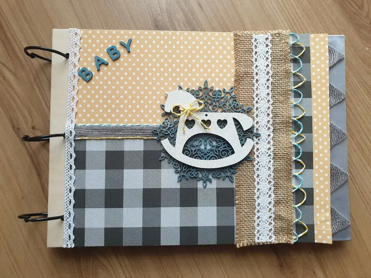 Oto przykład, scrapbooking co to: album na zdjęcia z motywem konika na biegunach i napisem "BABY".