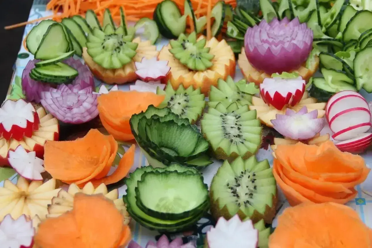 Proste dekoracje z warzyw: kwiaty z marchewki, kiwi, rzodkiewki, cebuli i ogórka.
